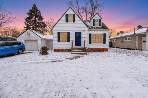 Stunning Home 15 Min to Downtown & Airport in Brooklyn (OH)