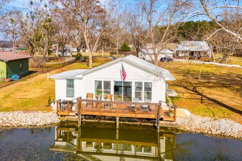 . Cozy Cottage on Main Channel of Lay Lake