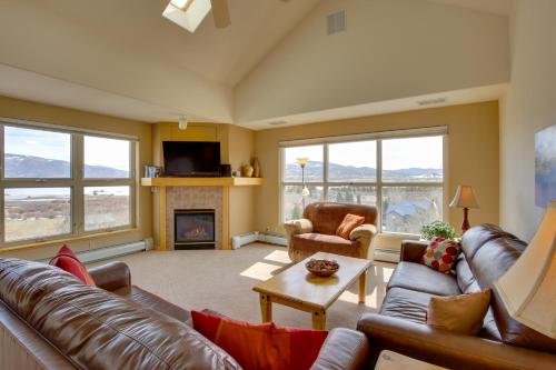 Cozy Frisco Condo 360 Mtn Views and Shared Hot Tub! in Frisco, USA