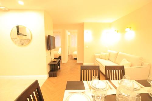 Спільний лаунж/ТБ зона, Luxe Neuf - Parking Rue Gratuit - 4mn a pied Gare RER B Arcueil Cachan - 10mn Paris RERB - AC - Clim in Качан