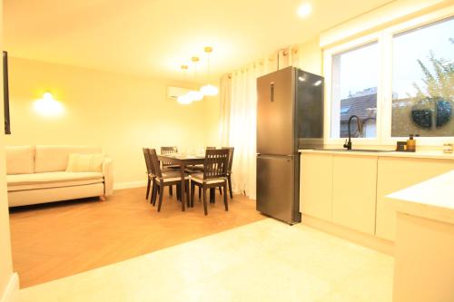 кухня, Luxe Neuf - Parking Rue Gratuit - 4mn a pied Gare RER B Arcueil Cachan - 10mn Paris RERB - AC - Clim in Качан