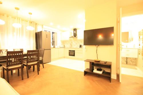 Спільний лаунж/ТБ зона, Luxe Neuf - Parking Rue Gratuit - 4mn a pied Gare RER B Arcueil Cachan - 10mn Paris RERB - AC - Clim in Качан
