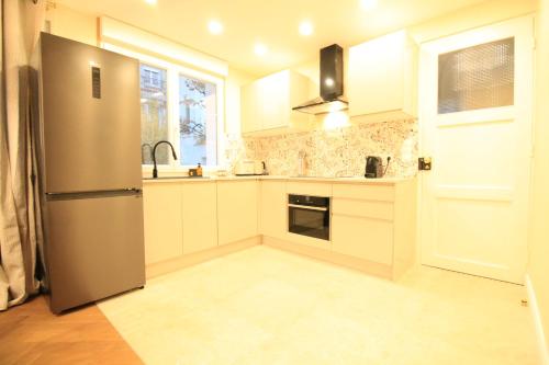 кухня, Luxe Neuf - Parking Rue Gratuit - 4mn a pied Gare RER B Arcueil Cachan - 10mn Paris RERB - AC - Clim in Качан