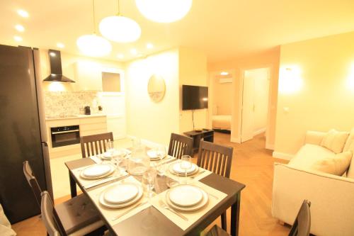 Спільний лаунж/ТБ зона, Luxe Neuf - Parking Rue Gratuit - 4mn a pied Gare RER B Arcueil Cachan - 10mn Paris RERB - AC - Clim in Качан