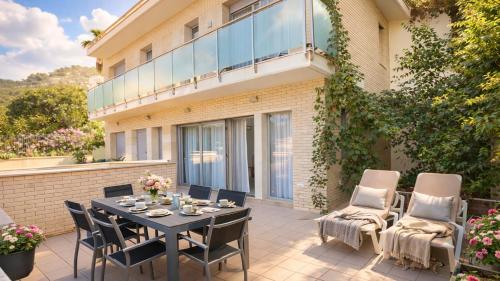 Spacious Duplex in Sitges with Sea Views, Terrace & Free Parking Area, Cataluna