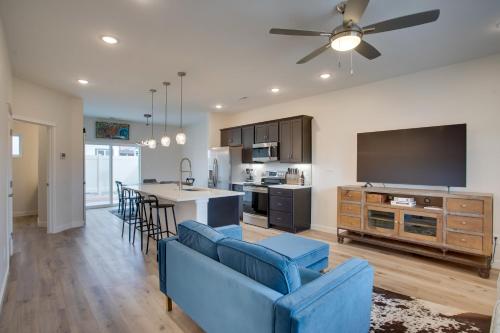 Modern Townhome ~ 3 Mi to Dtwn Grand Junction – khách sạn tại Patterson