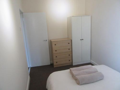 No 4 - LARGE 2 BED NEAR SEFTON PARK AND LARK LANE - image 2