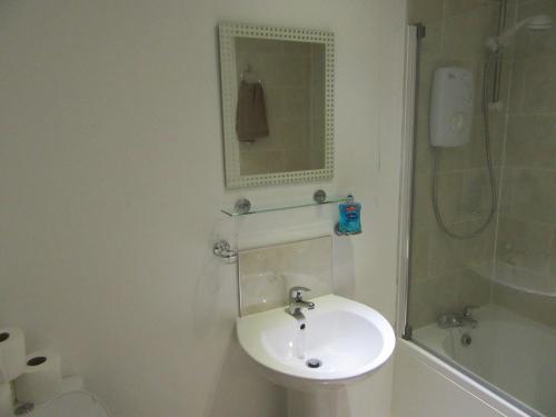 No 4 - LARGE 2 BED NEAR SEFTON PARK AND LARK LANE - image 9