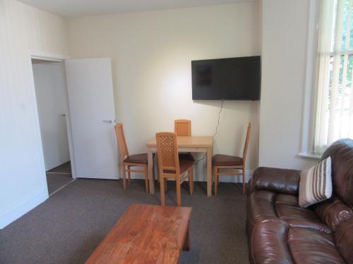 No 4 - LARGE 2 BED NEAR SEFTON PARK AND LARK LANE - image 6