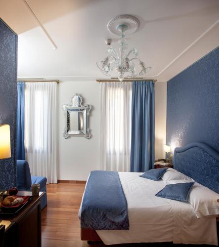 Junior Suite with Canal View image 10