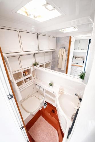 NatureCity Adventure in Camper - also in winter with heating - Ruhe, Garten, Hängematte, Heizung, AirCooler, Kaffeemaschiene, großes Bett, kostenlose Fahrräder, Outdoordusche, 25 min zum Alexanderplatz und Fernsehturm, Berlino (foto 5)
