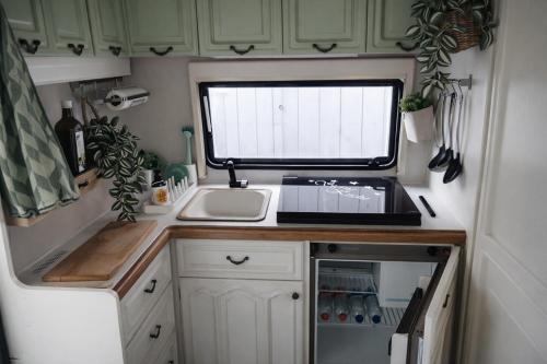 NatureCity Adventure in Camper - also in winter with heating - Ruhe, Garten, Hängematte, Heizung, AirCooler, Kaffeemaschiene, großes Bett, kostenlose Fahrräder, Outdoordusche, 25 min zum Alexanderplatz und Fernsehturm, Berlino (foto 4)