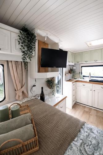 NatureCity Adventure in Camper - also in winter with heating - Ruhe, Garten, Hängematte, Heizung, AirCooler, Kaffeemaschiene, großes Bett, kostenlose Fahrräder, Outdoordusche, 25 min zum Alexanderplatz und Fernsehturm, Berlino (foto 7)