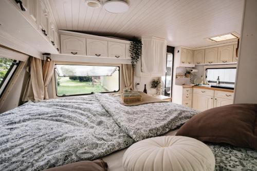 NatureCity Adventure in Camper - also in winter with heating - Ruhe, Garten, Hängematte, Heizung, AirCooler, Kaffeemaschiene, großes Bett, kostenlose Fahrräder, Outdoordusche, 25 min zum Alexanderplatz und Fernsehturm, Berlino (foto 9)
