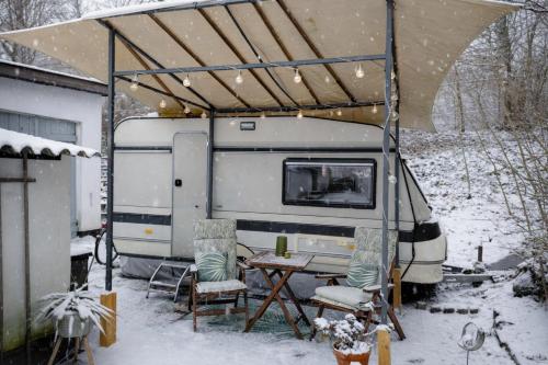 NatureCity Adventure in Camper - also in winter with heating - Ruhe, Garten, Hängematte, Heizung, AirCooler, Kaffeemaschiene, großes Bett, kostenlose Fahrräder, Outdoordusche, 25 min zum Alexanderplatz und Fernsehturm, Berlino