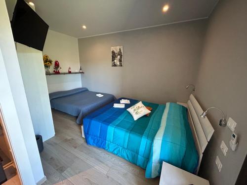 1 queen bed, 1 double bed