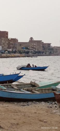 شقة ساحل قارون شقة مميزة تطل كل غرفها علي بحيرة قارون مباشرة وتقع في الطابق الثاني ولها مدخل مستقل ت in ไฟยัม