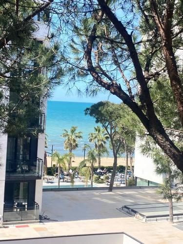 Sea side apartment, Golem