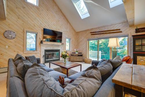 Cozy Getaway Private Hot Tub, Near Skiing! in West Dover, USA