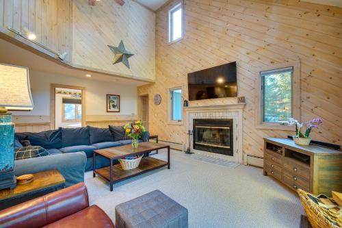 Cozy Getaway Private Hot Tub, Near Skiing! in West Dover, USA