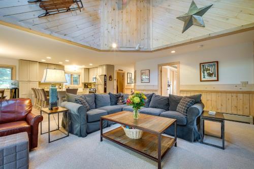 Cozy Getaway Private Hot Tub, Near Skiing! in West Dover, USA