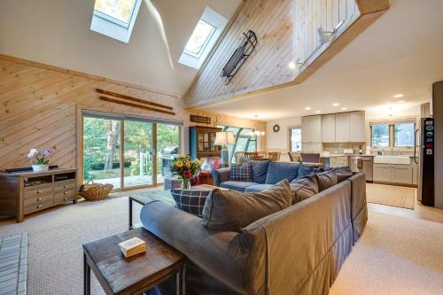 Cozy Getaway Private Hot Tub, Near Skiing! in West Dover, USA