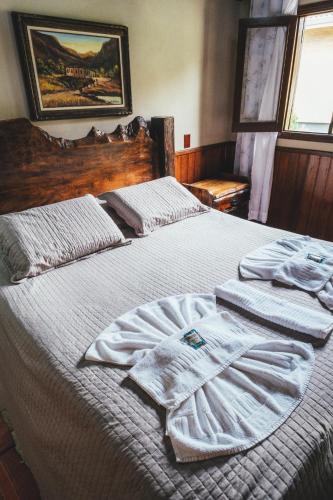 1 queen bed, 1 twin bed