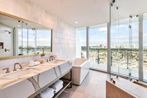 Omni Fort Lauderdale Hotel - 화장실