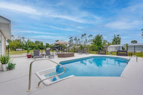 Southport Getaway w/ Private Pool ~ 15 Mi to PCB!