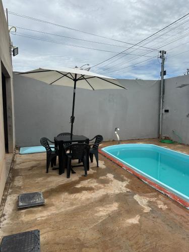 Casa com dois quartos e piscina em mineiros in Mineiros