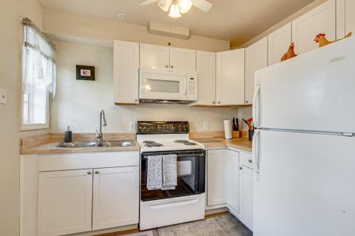1 Mi to Downtown Pueblo! Cat-Friendly Condo in 普韋布洛市區