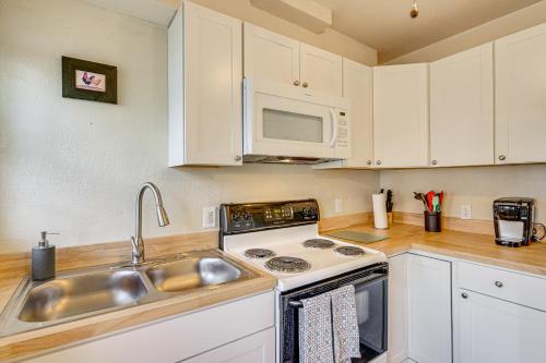 1 Mi to Downtown Pueblo! Cat-Friendly Condo in 普韋布洛市區