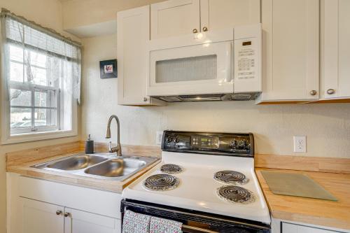 1 Mi to Downtown Pueblo! Cat-Friendly Condo in 普韋布洛市區