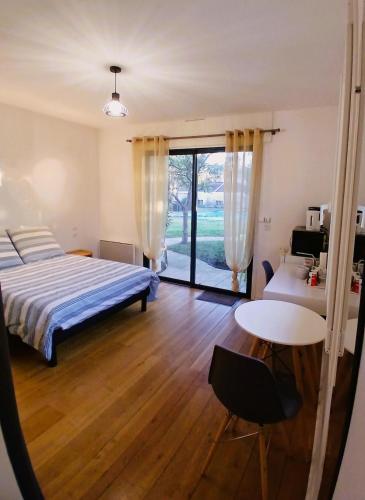 Ágy, Studio attenant à maison avec parking, jardin, baignoire (Studio attenant a maison avec parking, jardin, baignoire) in Irigny
