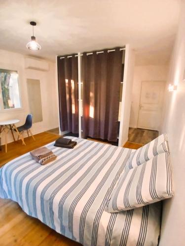 Studio attenant à maison avec parking, jardin, baignoire (Studio attenant a maison avec parking, jardin, baignoire) in Irigny