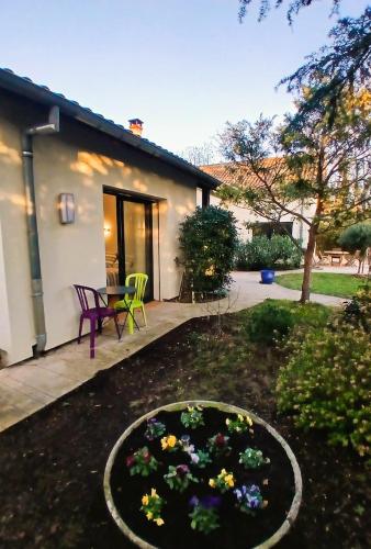 Kert, Studio attenant à maison avec parking, jardin, baignoire (Studio attenant a maison avec parking, jardin, baignoire) in Irigny