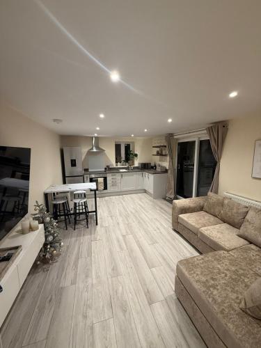 New 2-bed 2-bath detached flat with garden