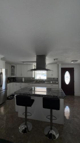 Casa Kampa, con 3 bedrooms and 3 bathrooms, offers a heated swimming pool and a heated spa at no ext in Golfwood Estates