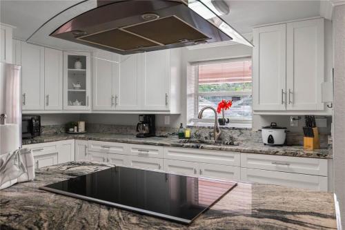 Casa Kampa, con 3 bedrooms and 3 bathrooms, offers a heated swimming pool and a heated spa at no ext in Golfwood Estates