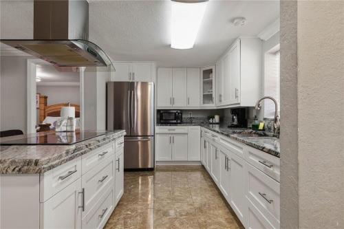 Casa Kampa, con 3 bedrooms and 3 bathrooms, offers a heated swimming pool and a heated spa at no ext in Golfwood Estates