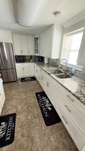 Casa Kampa, con 3 bedrooms and 3 bathrooms, offers a heated swimming pool and a heated spa at no ext in Golfwood Estates