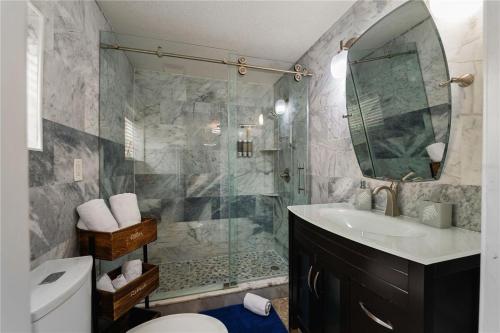 Casa Kampa, con 3 bedrooms and 3 bathrooms, offers a heated swimming pool and a heated spa at no ext in Golfwood Estates