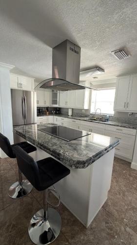 Casa Kampa, con 3 bedrooms and 3 bathrooms, offers a heated swimming pool and a heated spa at no ext in Golfwood Estates