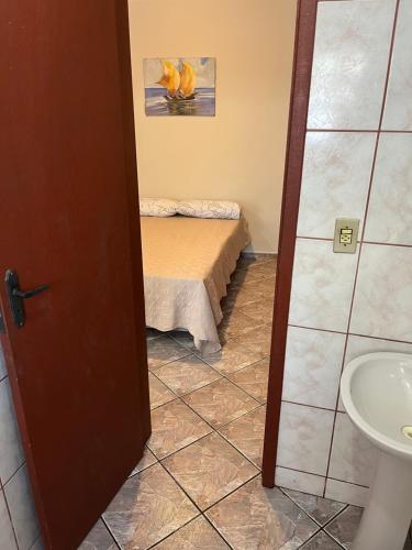 Quarto casal banheiro kitnet Antonina há 15 km de Morretes (Quarto casal banheiro kitnet Antonina ha 15 km de Morretes) in Antonina