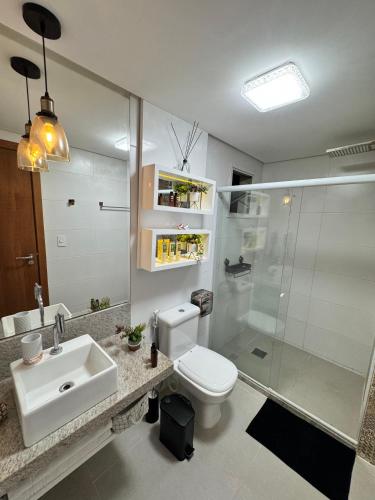 Magnífico APARTAMENTO de Charme - 3 quartos AR CONDICIONADOS SPLIT - Beira Mar 2 banheiros 2 Vagas Garagem 4 Varandas 2 Elevadores Redes para Descanso Wi-Fi Air Fryer Disney Plus HBO Max Cadeiras de Praia e Caixa Térmica - image 3