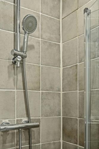 Gorgeous 2 Bedroom apartment - image 8