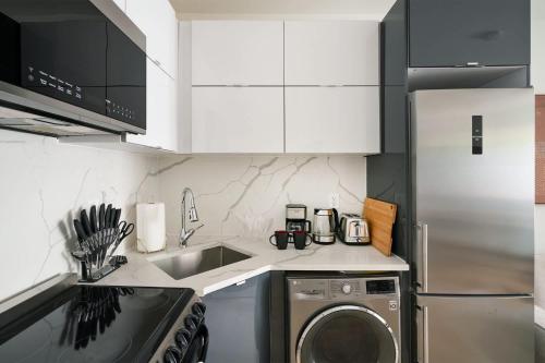 78-4B NEW Quality 1br W&D in unit SKYLIGHTS in New York, USA