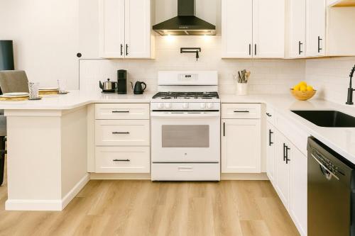 Executive 1BR Home - King Bed - Workspace - Quiet Vidalia Stay in 維代利亞