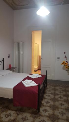 1 queen bed, 1 twin bed