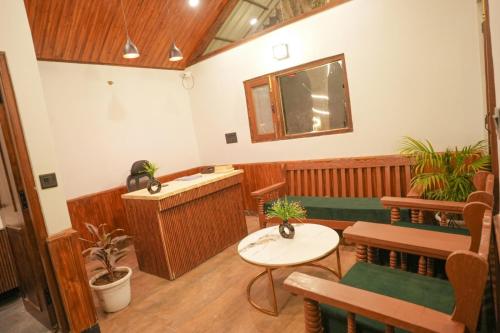 Kasauli Cabin - Villa with Pool and Live Barbeque in Kasauli